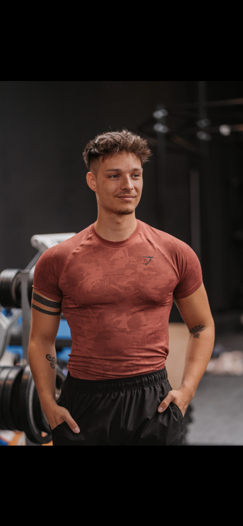 Portret van personal trainer in het rode shirt