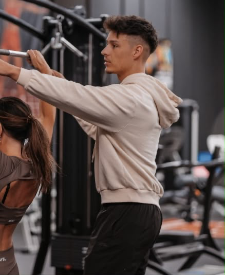 Personal trainer aan het trainen in de sportschool