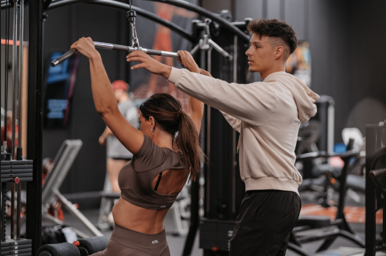 Personal trainer aan het werk in de sportschool